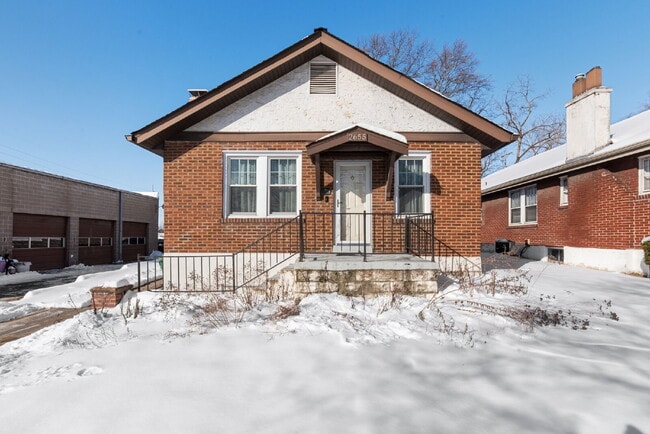 Building Photo - "Charming Brentwood house 2 bedrooms 1 Bathoom, Prime Location!"