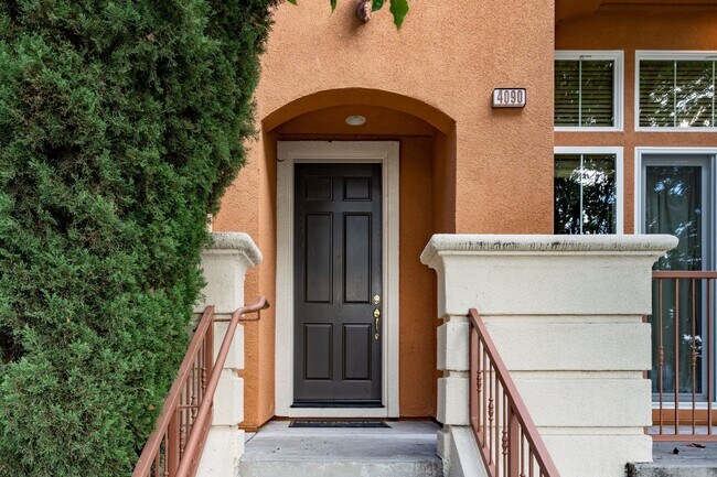 Foto del edificio - EXQUISITELY LOCATED TOWNHOME PRIVATE SETTING | MANY UPGRADES