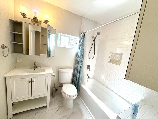 Foto del edificio - 10202 Jardine Ave