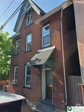 Building Photo - 418 W 4th St