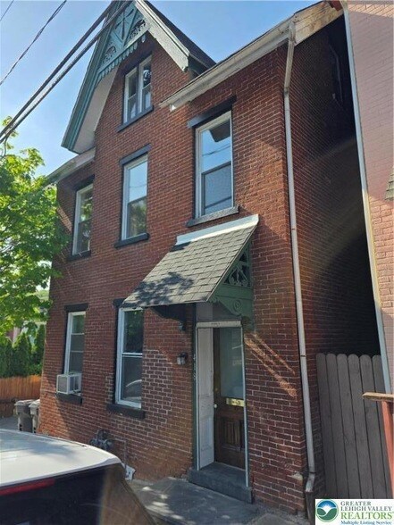 Foto principal - 418 W 4th St