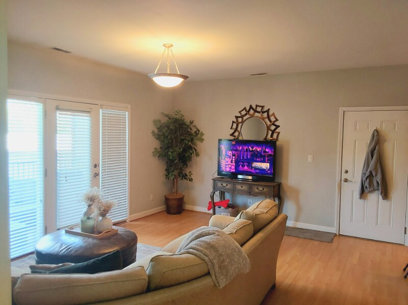 Foto principal - 895 Forest Ave