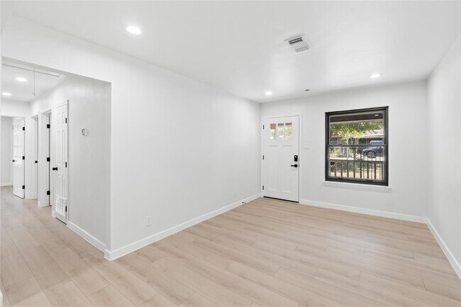 Foto del edificio - 106 E Lola Dr