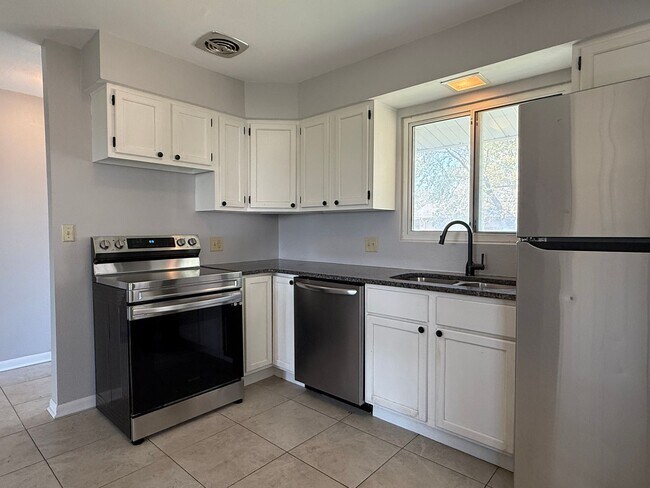 Foto del edificio - 2 bedroom 1 bath with carport in Washburn Rural School district