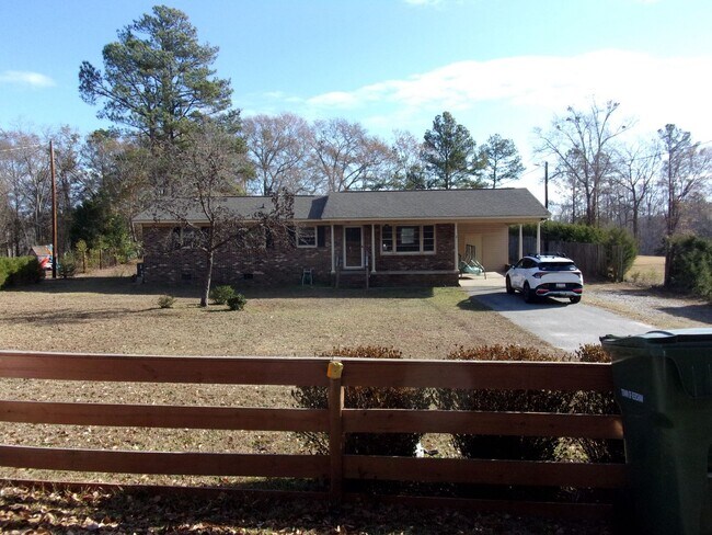 Foto del edificio - Beautiful 3 Bedroom 1 1/2 Bath Brick Ranch...