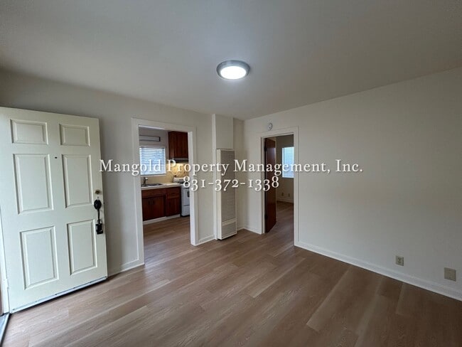 Building Photo - 842 Laine St