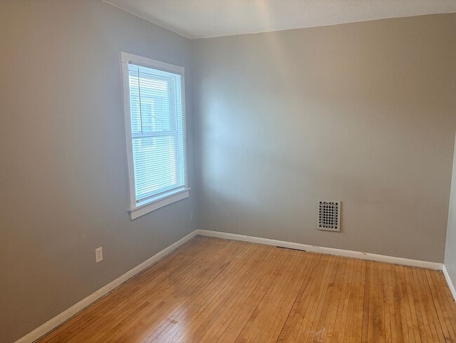 Building Photo - 868 Margaret St