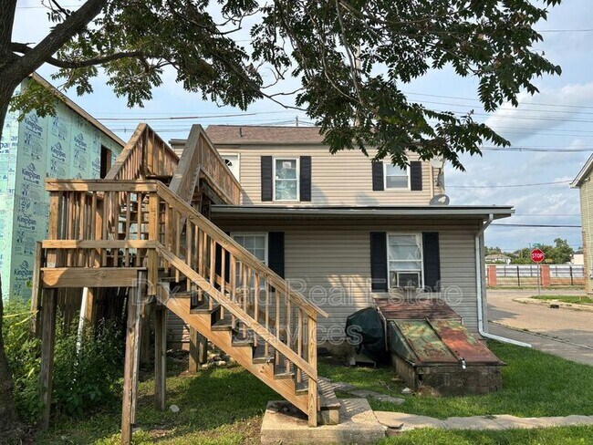 Foto del edificio - 829 Maple Ave