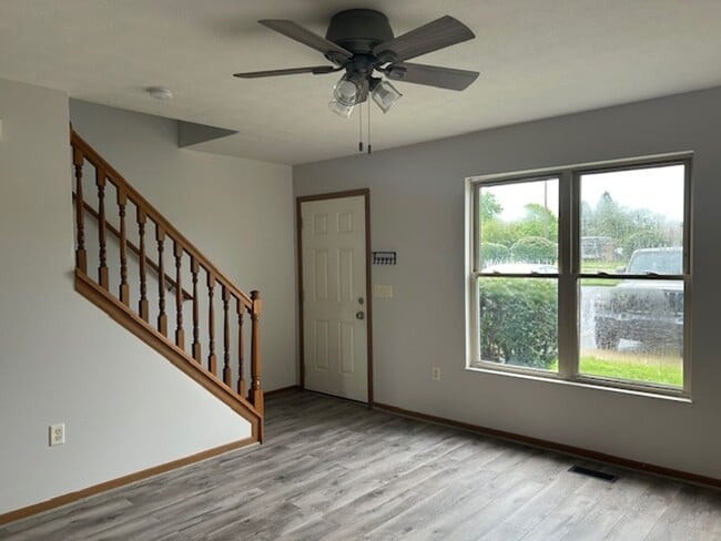 Building Photo - 2 Bedroom, 1 1/2 Bath 1500 sq. ft. Townhom...