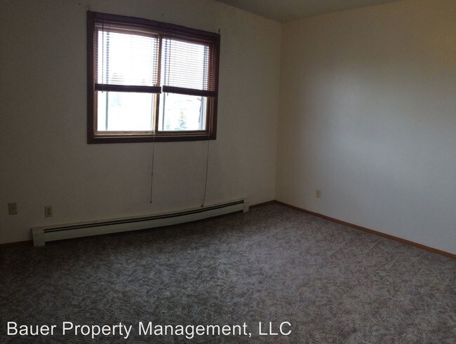 Building Photo - 679 19th St W