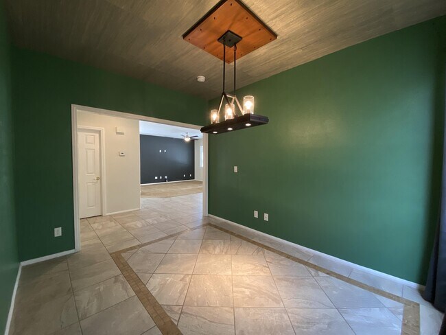 Building Photo - 305 Emerald Vista Way