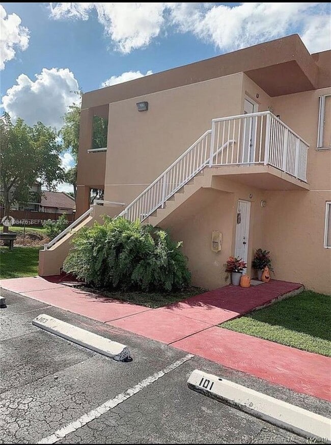 Building Photo - 6205 SW 131st Ct
