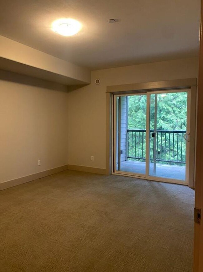 Building Photo - Issaquah Condo 2 Bed 2 Bath Secure Parking Peekaboo View