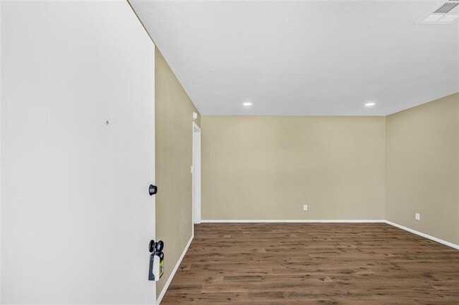 Foto del edificio - 703 SE Sullivan Dr