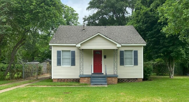 Front - 226 E Elmwood St