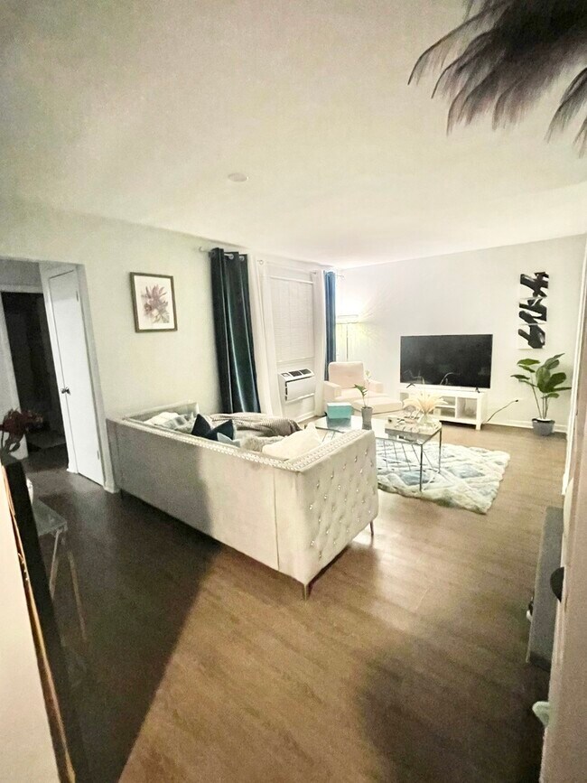Foto del edificio - 1718 W Greenleaf Ave