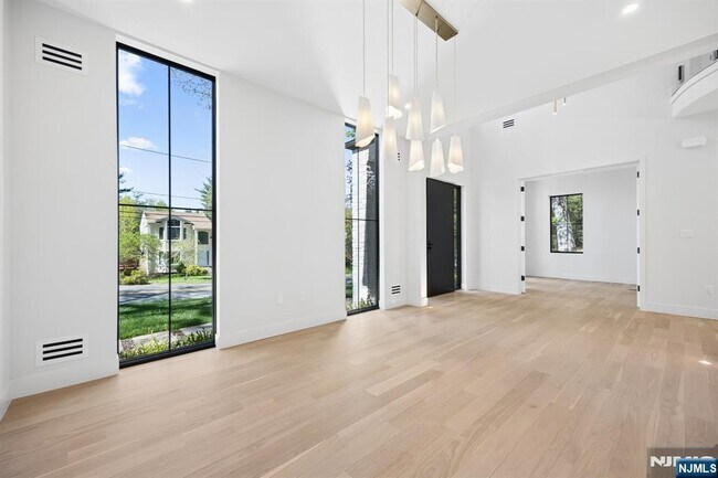 Foto del edificio - 242 Hardenburgh Ave