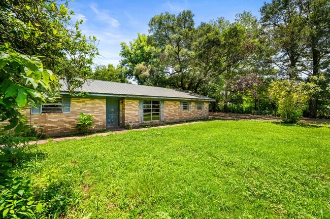 Building Photo - 1021 Lutz Loop