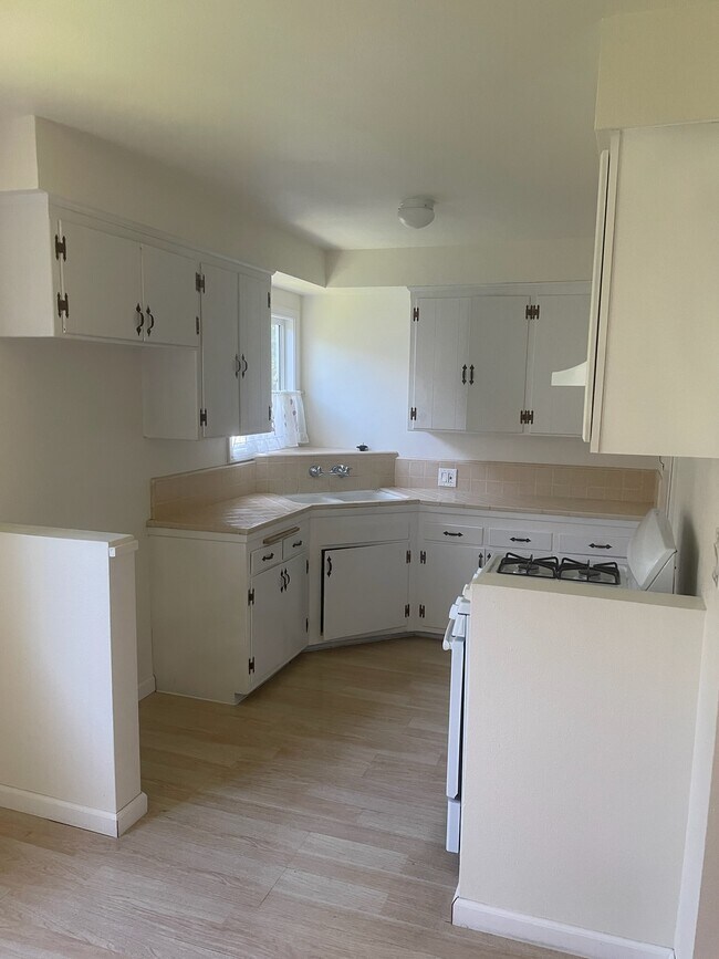Kitchen - 1756 N Normandie Ave