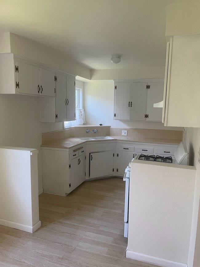 Kitchen - 1756 N Normandie Ave