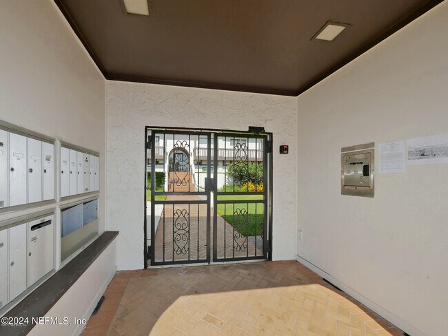 Foto del edificio - 2415 Costa Verde Blvd