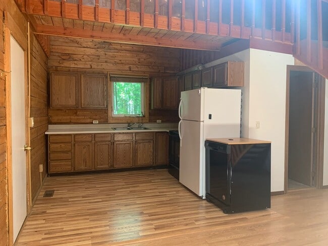 Building Photo - Pet friendly 2+ bedroom available in North...