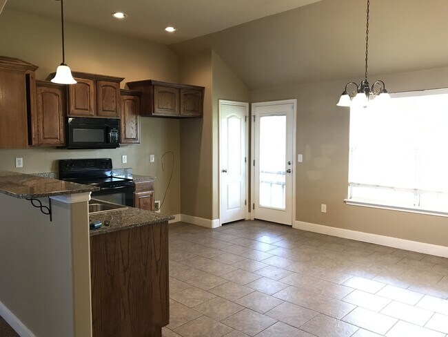 Foto del edificio - 4 bd/2 ba - Yukon adress - Mustang Schools