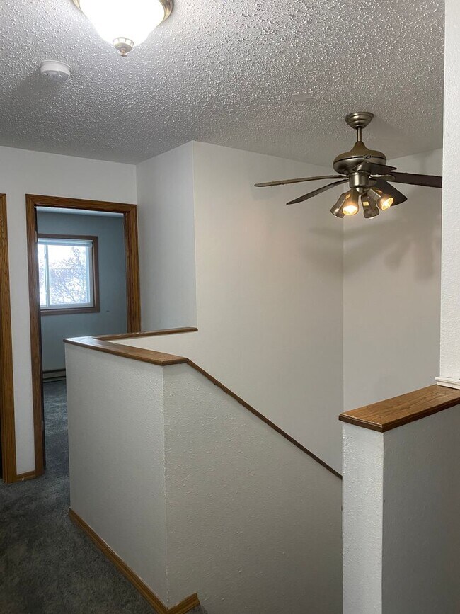 Foto del edificio - 4 bed, 2 bath Townhome on corner lot locat...