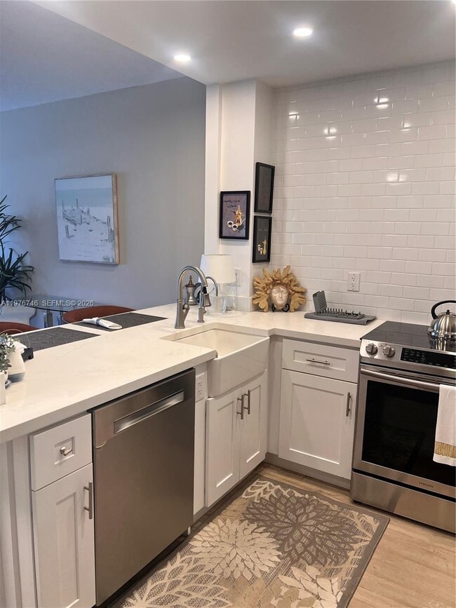 Building Photo - 400 N Riverside Dr