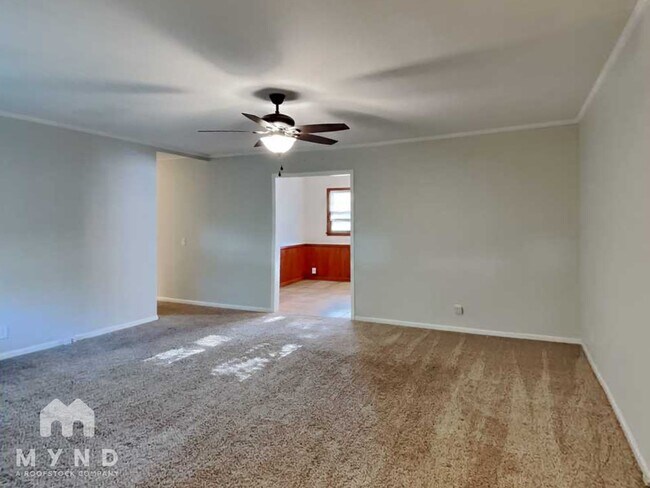 Foto del edificio - 1966 S Mayfair Ave