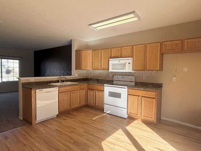 Foto del edificio - 6243 Riverdale Dr