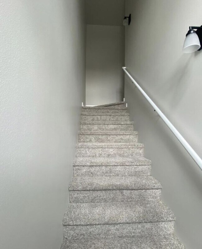 Foto del edificio - 3 Bed, 2.5 Bath Available in September!
