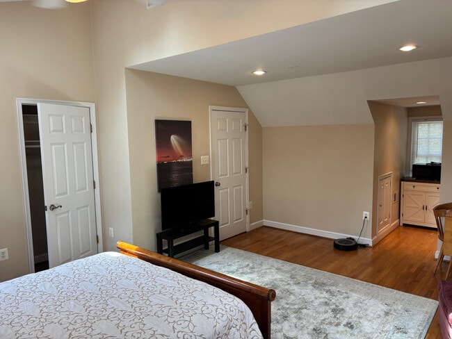 Building Photo - 5804 Searl Ter