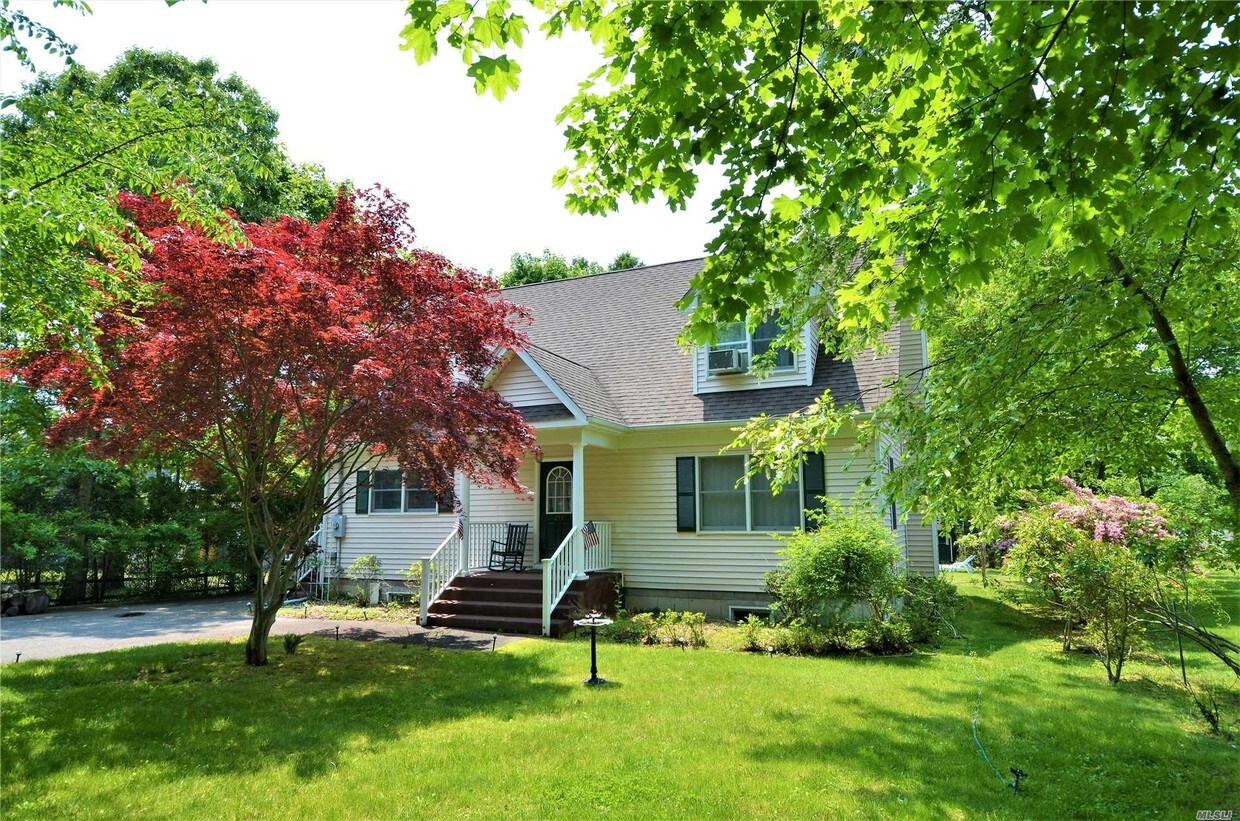Primary Photo - 235 Lilac Ln