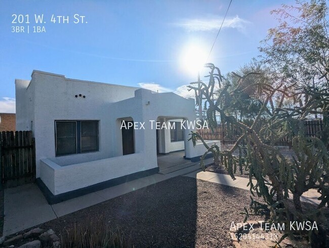 Foto del edificio - $1495-Charming 3 Bed | 1 Bath Adobe Home N...