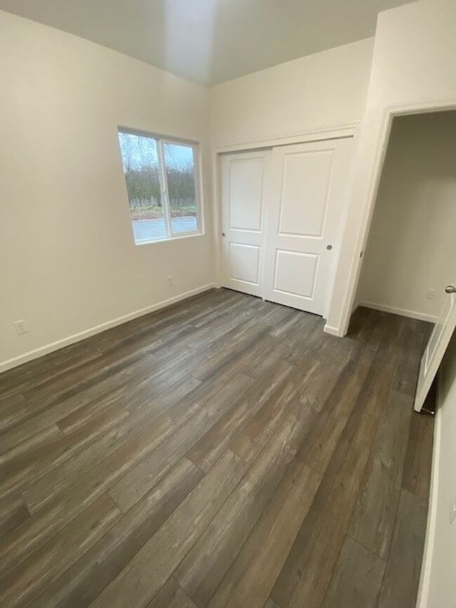 Building Photo - 3928-3928 S Burke St