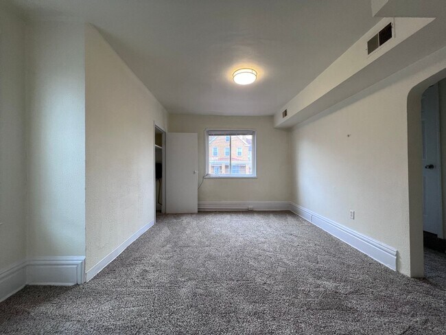 Building Photo - Updated 1BR Apartment w/ office.