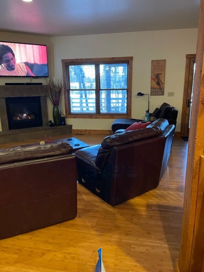Building Photo - 3 Bed 2.5 Bath Furnished Townhouse