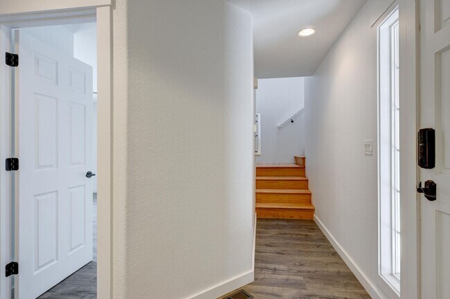 Building Photo - 2bd, 2b Urban Townhome awaits in SE Boise!