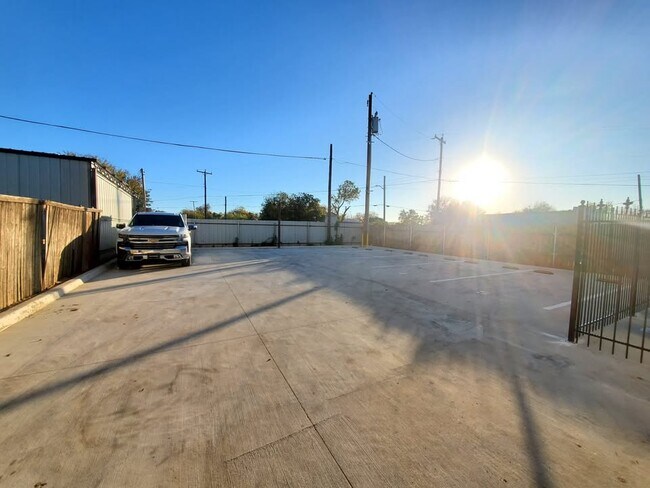 Foto del edificio - 2708 E Vickery Blvd