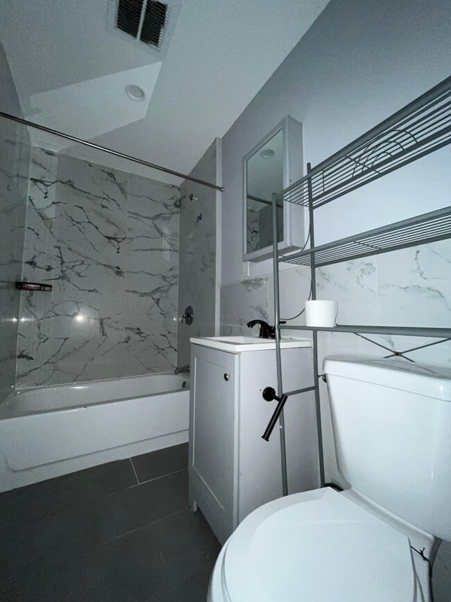 Foto del edificio - 112 Corbin Ave