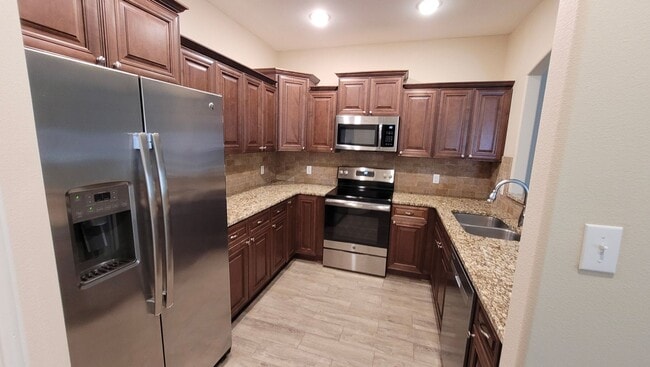 Building Photo - Spacious Townhouse located in Chaffee Cros...