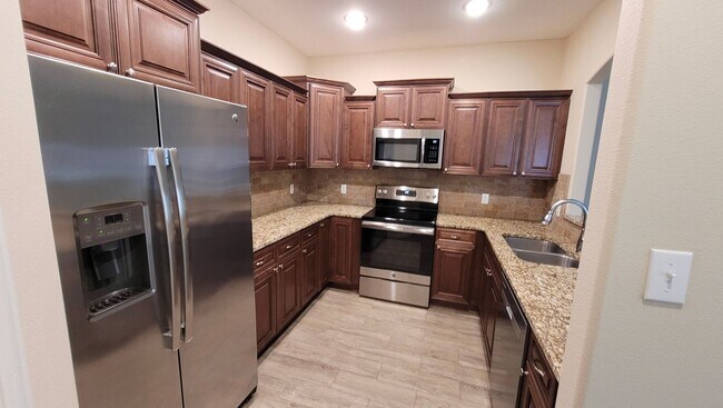 Foto del edificio - Spacious Townhouse located in Chaffee Cros...