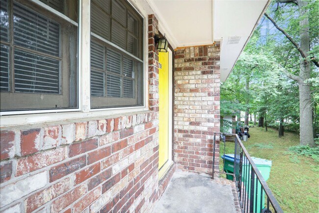 Foto del edificio - 5737-5739 Alabama St SW