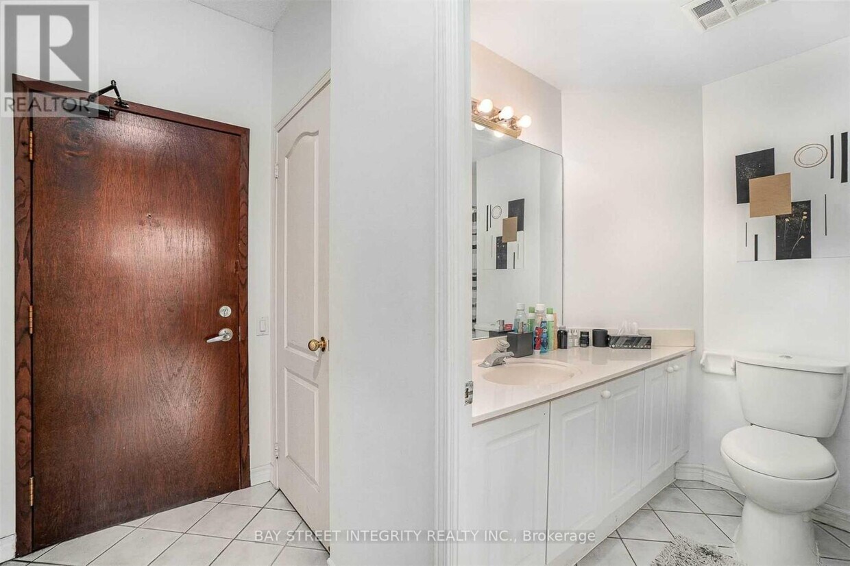 Building Photo - 555 Yonge St