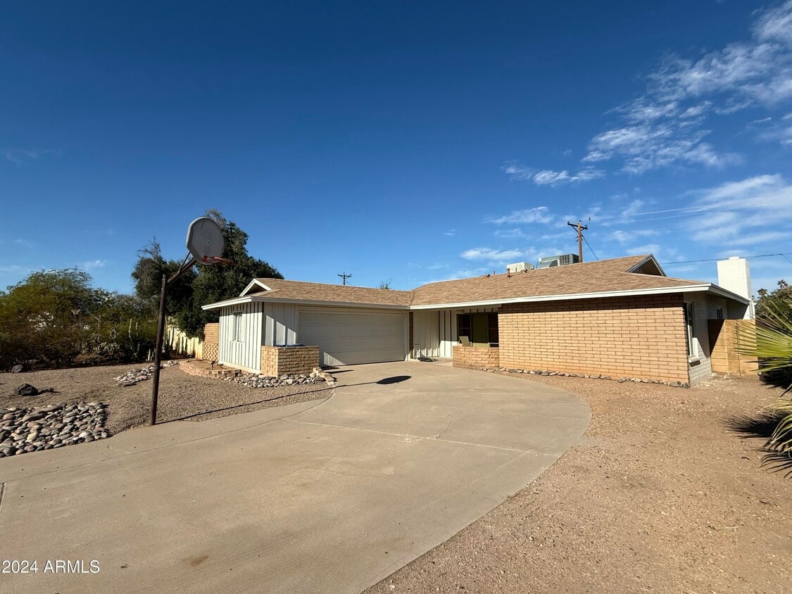 Primary Photo - 416 E Balboa Dr