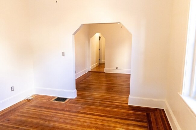 Building Photo - 40 Roslyn St