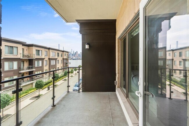 Building Photo - 150 Henley Pl