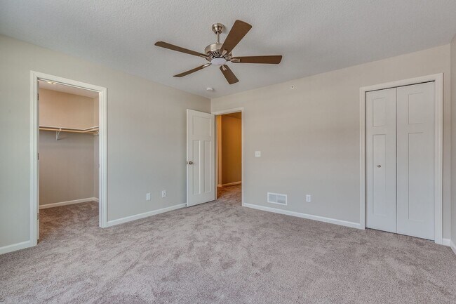 Foto del edificio - FOR RENT avail April 01: 3bd2ba2car garage END UNIT modern townhome
