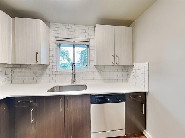 Foto del edificio - 880 N Highland Ave NE